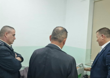 Hoxha viziton policët që u plagosën në Suharekë e Prishtinë