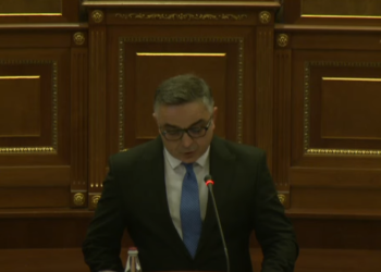 Tahiri: Përmes raportimit të vonuar në Kuvend, Kurti po i bën favor Vuçiqit