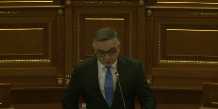 Tahiri: Përmes raportimit të vonuar në Kuvend, Kurti po i bën favor Vuçiqit