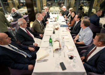 Kurti takon deputetë të vendeve të ndryshme në konferencën “E ardhmja e transportit”