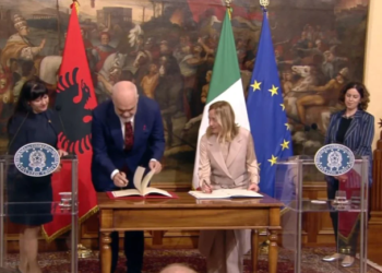 Shqipëria nënshkruan marrëveshje me Italinë për menaxhim të refugjatëve