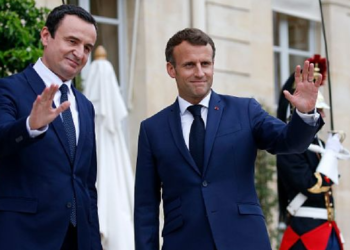 Kurti udhëton për në Francë me ftesë të Macronit