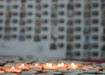 Në Prishtinë ndizen qirinj për viktimat në Izrael dhe kërkohet lirimi i pengjeve