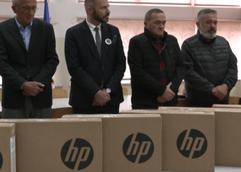 Profesori në universitetin e Arizonës dhuron laptopë për shkollën “Emin Duraku”