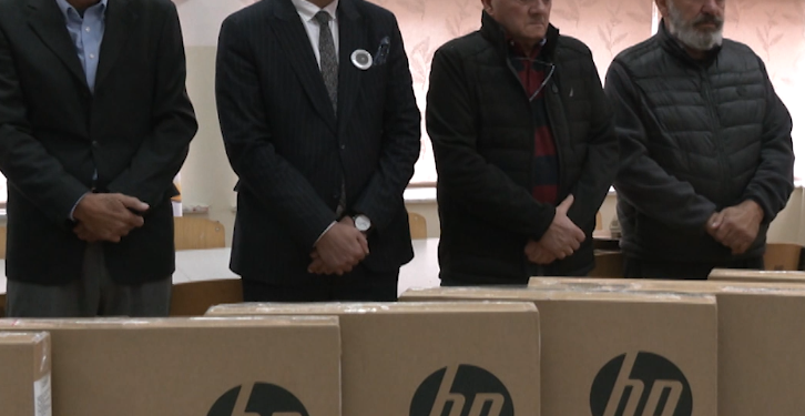 Profesori në universitetin e Arizonës dhuron laptopë për shkollën “Emin Duraku”