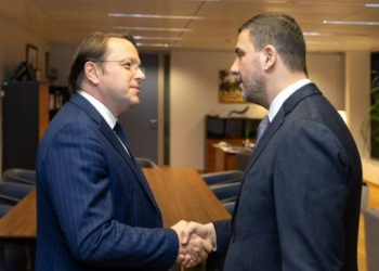 Krasniqi takohet me Varhelyi, flasin për procesin e integrimit evropian të Kosovës