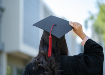 Studentët në Kosovë dhe Shqipëri tregojnë arsyet që po i shtyjnë të emigrojnë drejt shteteve tjera