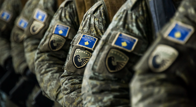 Serbia fton të rinjtë vullnetarë për shërbim ushtarak, Kosovës i kërkohet të marrë masa reciproke