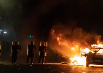 Protesta të dhunshme në Dublin pas sulmit me thikë në afërsi të shkollës