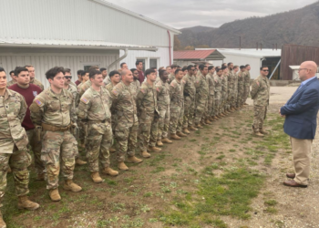 Hovenier viziton ushtarët amerikanë në Ditën e Falënderimeve