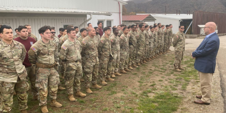 Hovenier viziton ushtarët amerikanë në Ditën e Falënderimeve