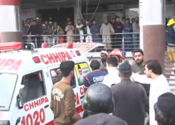 Nëntë të vdekur si pasojë e zjarrit në një qendër tregtare në Pakistan