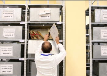 Kisha Katolike në Shqipëri rihap debatin për simbolet komuniste