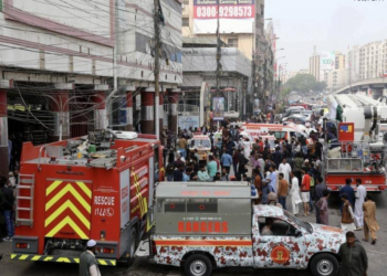 10 të vdekur e 22 të plagosur nga një zjarr në një qendër tregtare në Pakistan