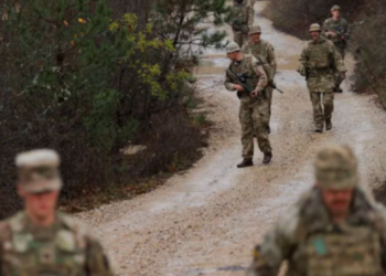 REUTERS: Britanikët po e ruajnë kufirin e Kosovës me ndërrime 18 orëshe