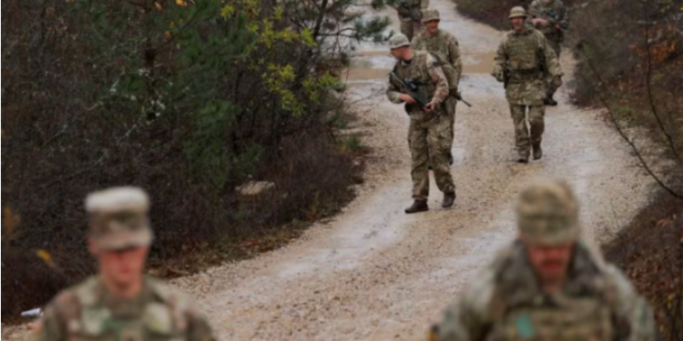 REUTERS: Britanikët po e ruajnë kufirin e Kosovës me ndërrime 18 orëshe