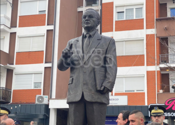 Zbulohet shtatorja e Adem Demaçit në Podujevë