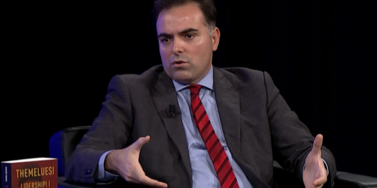 Beqiri: Ismail Qemaili thoshte se “pa u vrarë tradhtia nuk bashkohet Shqipëria”