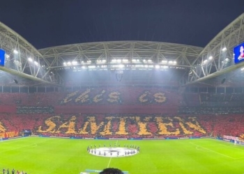 Tifozët e Galatasaray përgatitën një koreografi të pabesueshme para ndeshjes, nuk mungonin mesazhet për Palestinën