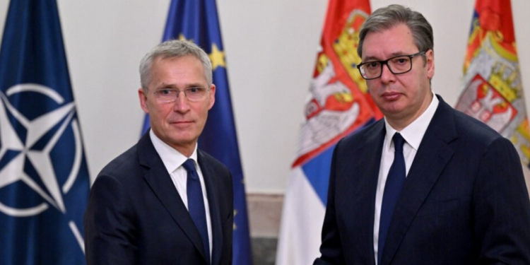 Stoltenberg në Beograd: Grumbullimi i ushtrisë serbe pranë Kosovës s’i ndihmon situatës