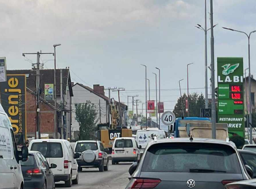 Komuna e Suharekës vazhdon punimet në rrugë, pavarësisht vendimit nga Ministria për ndërprerje