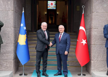 Sveçla dhe ministri i Mbrojtjes së Turqisë, flasin për “mundësitë e shumta për bashkëpunim”