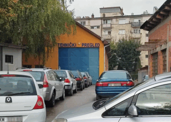 Radhë para qendrës për regjistrimin e makinave në veri të Kosovës