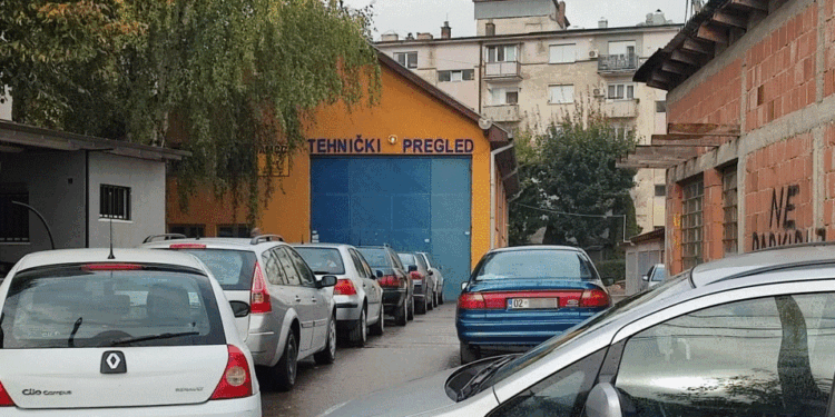 Radhë para qendrës për regjistrimin e makinave në veri të Kosovës