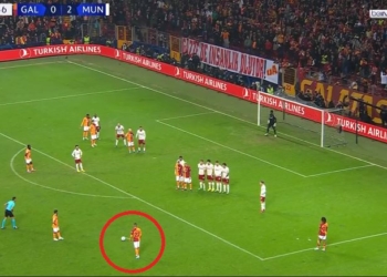 ‘Shpërthen’ stadiumi, Ziyech shënon super gol nga fauli ndaj Manchester United