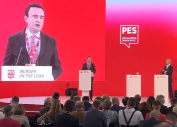 Kurti flet në Spanjë për agresionin e Serbisë: Ka forca që synojnë ripërcaktimin e kufijve