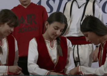 Nxënësit e shkollës “Asim Vokshi” hapin ekspozitë për ndër të 28 nëntorit