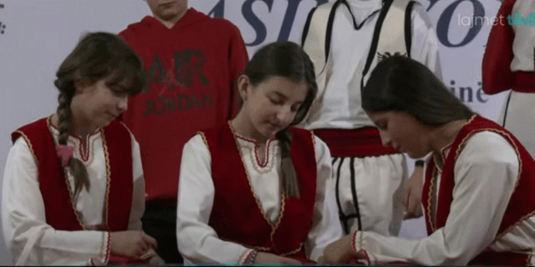 Nxënësit e shkollës “Asim Vokshi” hapin ekspozitë për ndër të 28 nëntorit