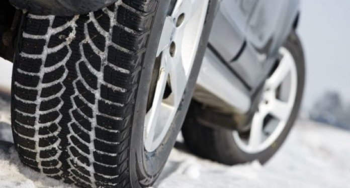 Bora i zë “në befasi” ngasësit e automjeteve, kolona të gjatë për ndërrimin e gomave