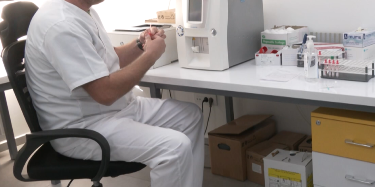 Bardhoshi bëhet me laborator për analiza