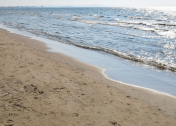 Gjendet një trup i pajetë në plazhin e Durrësit