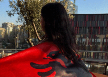 Dua Lipa uron Shqipërinë për 28 nëntor