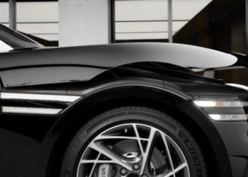 Kjo është vetura me kapakun më të madh të motorit