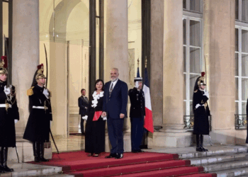 Rama arrin në Pallatin “Elysee” për darkën me Macron