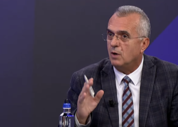 Dugolli për këshilltarin Jakupi: Është rrenë, nuk e ka pagën 7 mijë e 500 euro