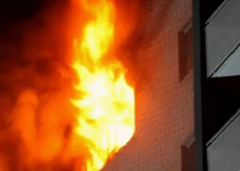 Përshihet nga zjarri një banesë në Fushë Kosovë, shkak mbushësi i telefonit