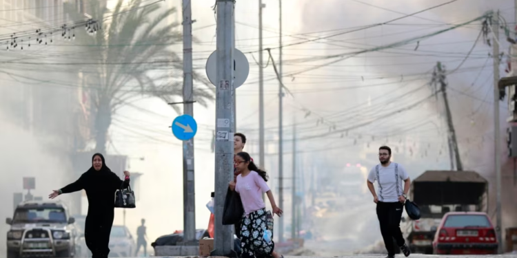 Ushtria e Izraelit thotë se e ka rrethuar Qytetin e Gazës dhe i ka “eliminuar” 130 militantë