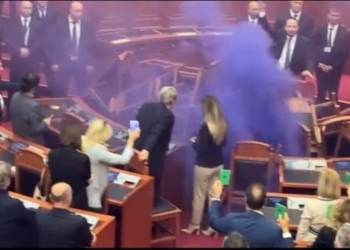 Tensioni në seancë, deputetët e opozitës tymosin parlamentin në Shqipëri
