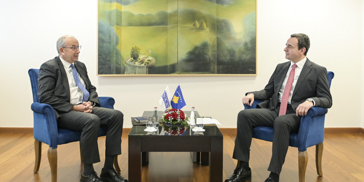 Kurti dhe shefi i OSBE-së në Kosovë, diskutojnë për sulmin terrorist të 24 shtatorit