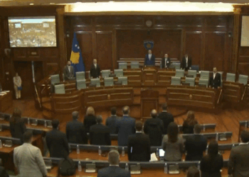 Kuvendi mban një minutë heshtje në nderim të 23-vjetorit të vrasjes së Xhemail Mustafës