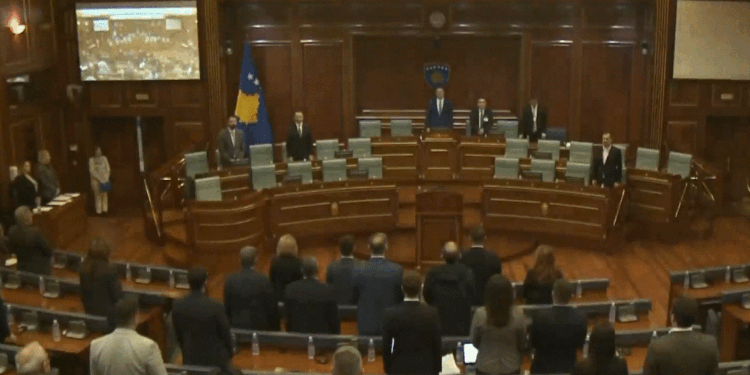 Kuvendi mban një minutë heshtje në nderim të 23-vjetorit të vrasjes së Xhemail Mustafës