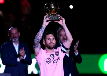 “Më keni bërë të ndjehem në shtëpi”, Messi prezanton Topin e Artë para tifozëve të Inter Miami