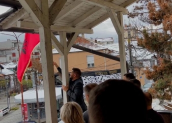 Lutfiu e ngrit flamurin kombëtar në objektin e Komunës së Bujanocit për nder të 28 Nëntorit