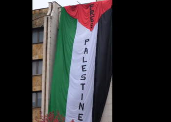 Vendoset e pastaj hiqet flamuri mbi shkrimin “Liri për Palestinën” në objektin e Grandit