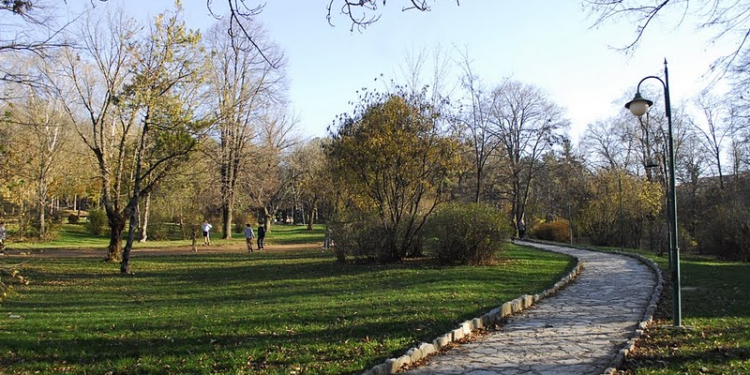 Fushtica: Parqet frekuentohen nga përdorues të narkotikëve