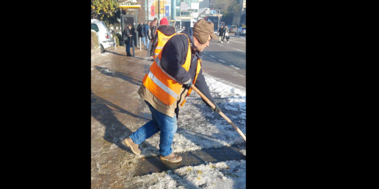 Nis pastrimi i trotuareve nga bora në kryeqytet